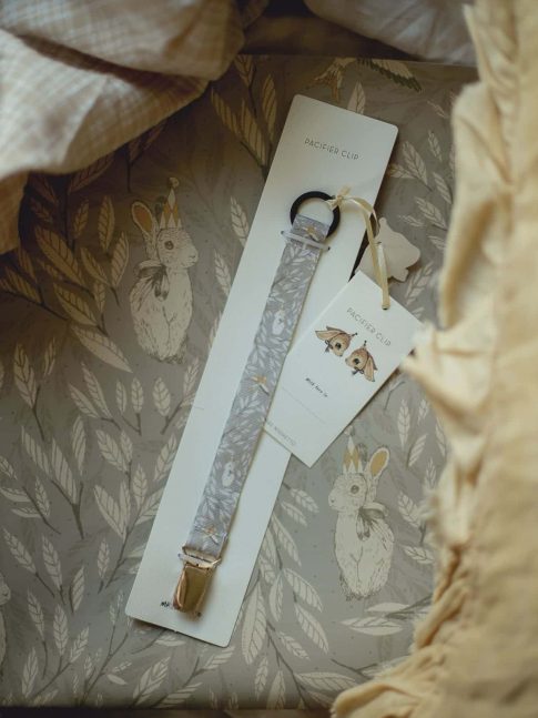 Pacifier_holder_grey_leaf_Mrs_Mighetto